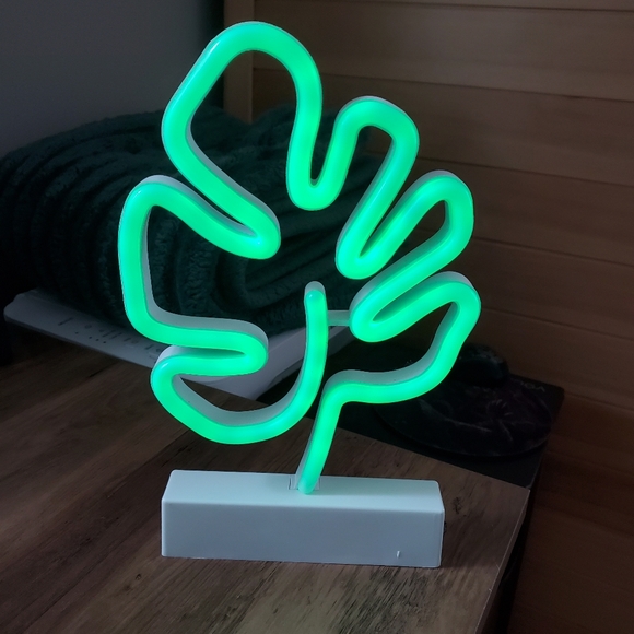 Leaf Neon Sign - Picture 1 of 4